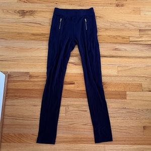 H&m navy blue leggings with zipper fake pockets. Girl size 12/13Y